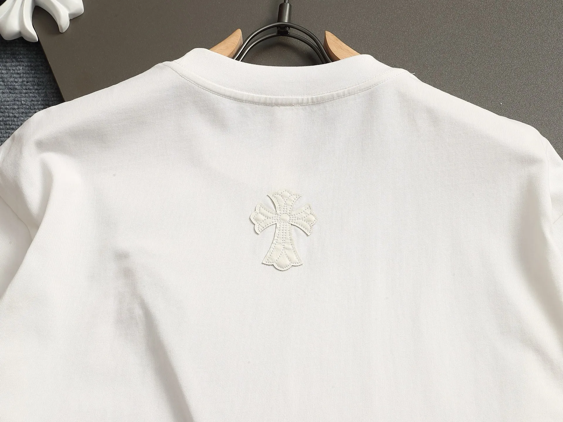 🅿️220 Chrome hearts ch Chrome hearts cross leather short-sleeved T-shirts. Large version. Loose and stylish. The difference is the low version, the slim version, the upper body and the crotch. 100% commitment: top quality, not fast food. The highest version on the market. Top quality, 320 grams. 26 custom-dyed double yarn cotton, same style for men and women, complete with three standards. Color: Black White Khaki Size: XS-L Size chart: